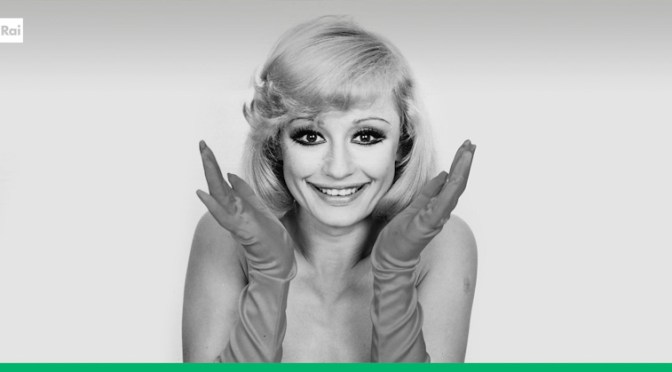 Ironica, elegante, coinvolgente. Raffaella Carrà, un’icona di stile ed eleganza che non smetterà mai di brillare